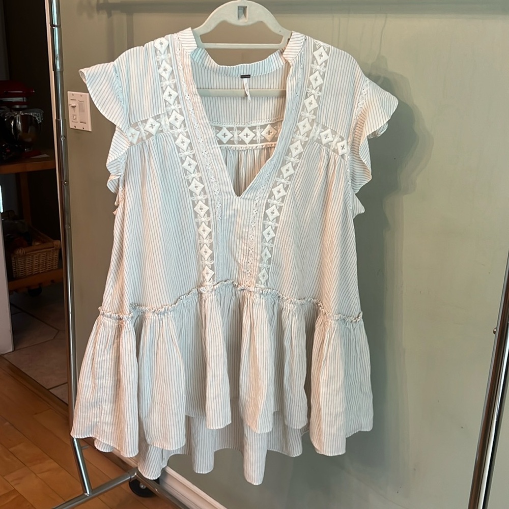 Free people striped short sleeve cream ruffle dress women’s size XS. Oversized